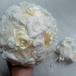 bukiet z tekstylnumi różami kremowy