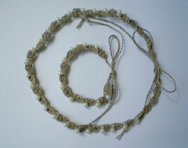 naszyjnik i bransoletka z szarego sznurka z białymi perełkami