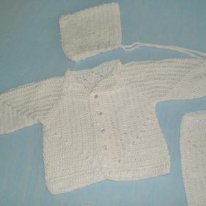 biały szydełkowy sweterek niemowlęcy z czapeczką