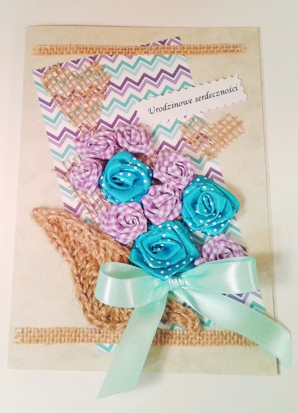 kartka z niebieskimi i fioletowymi kwiatami