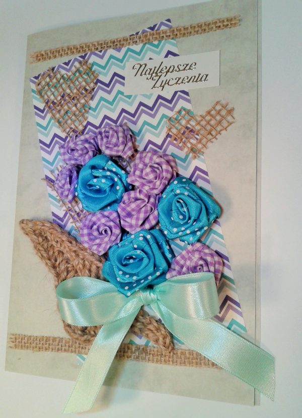 kartka z niebieskimi i fioletowymi kwiatami