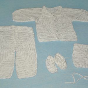 szydełkowe białe ubranko dla niemowlaka