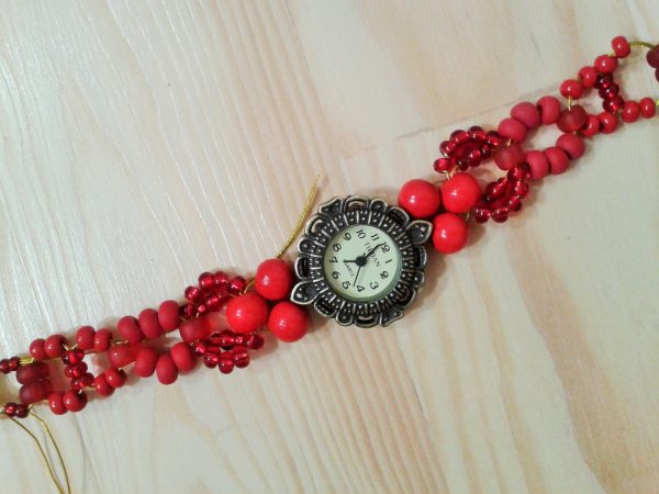 zegarek z czerwoną bransoletka z koralików