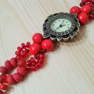 zegarek z czerwoną koralikową bransoletką