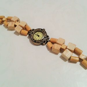 zegarek z drewnianą bransoletką