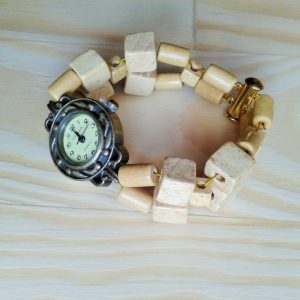 zegarek z drewnianą bransoletka z koralików