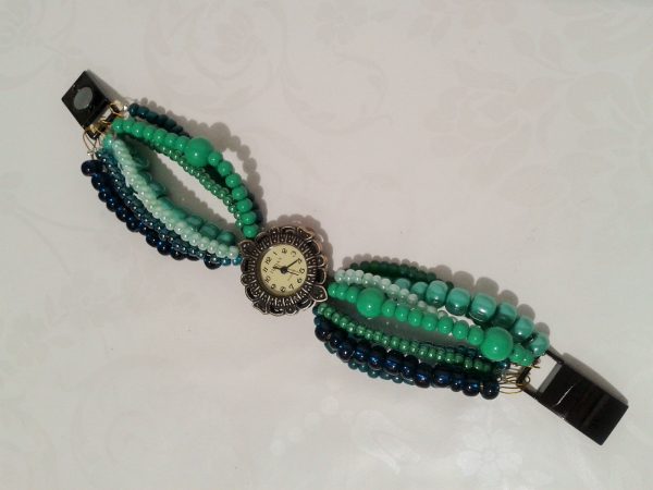 zegarek z zieloną koralikową bransoletką