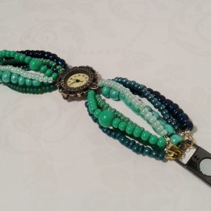 zegarek z zieloną bransoletką z koralików