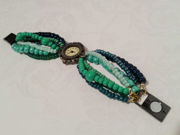 zegarek z zieloną bransoletką z koralików