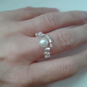 pierścionek z białą perłą