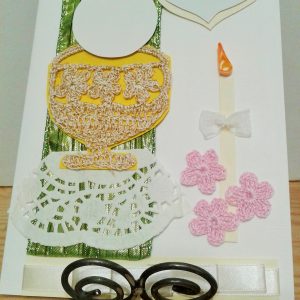 kartka komunijna z szydełkowanym kielichem i kwiatkami