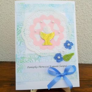 kartka komunijna z niebieskimi kawiatkami szydełkowymi i złotym kielichem