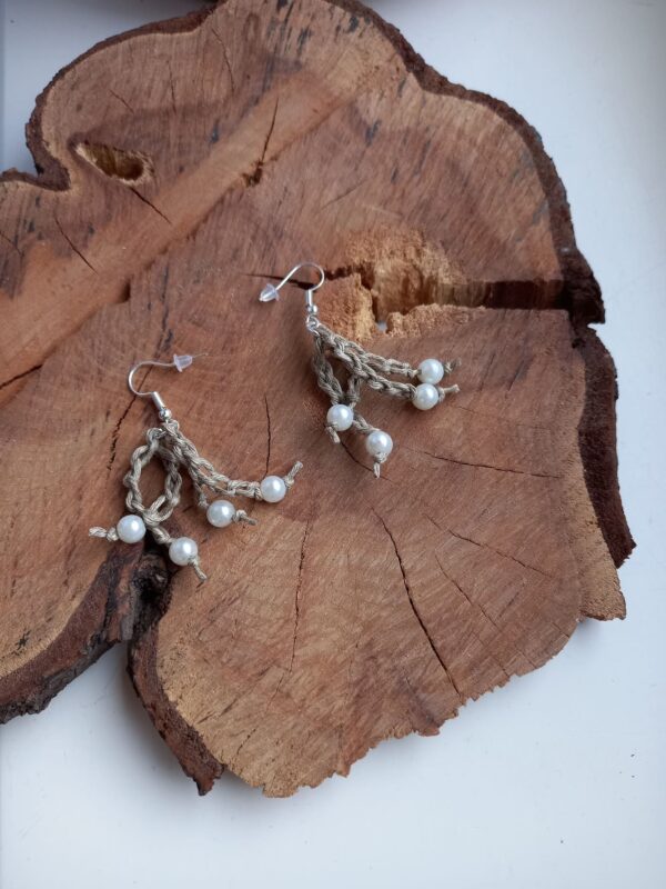szydełkowane kolczyki z naturalnego lnu i białych perełek