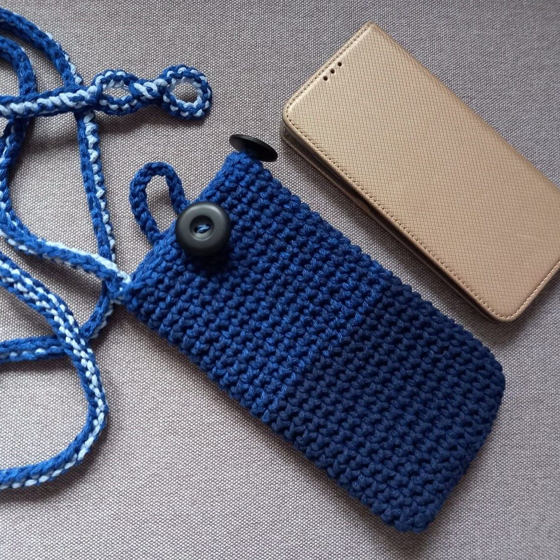 szydełkowa niebieska torebka na smartfon